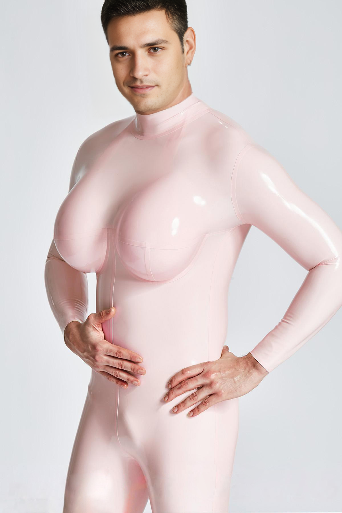 Männlicher Catsuit aus Silikon mit großen Brüsten