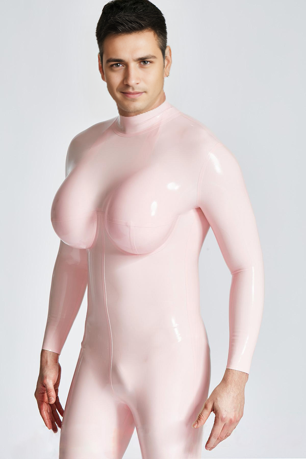 Männlicher Catsuit aus Silikon mit großen Brüsten