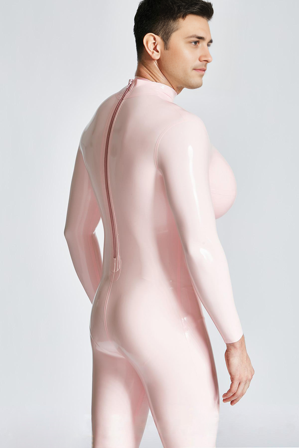 Männlicher Catsuit aus Silikon mit großen Brüsten