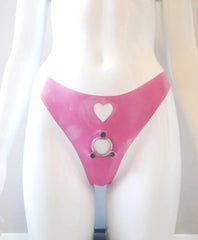 Verspielter rosa Latex-Panty mit Herzausschnitt und Metallring-Detail