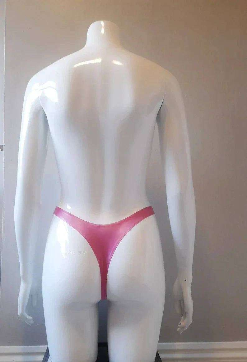 Verspielter rosa Latex-Panty mit Herzausschnitt und Metallring-Detail