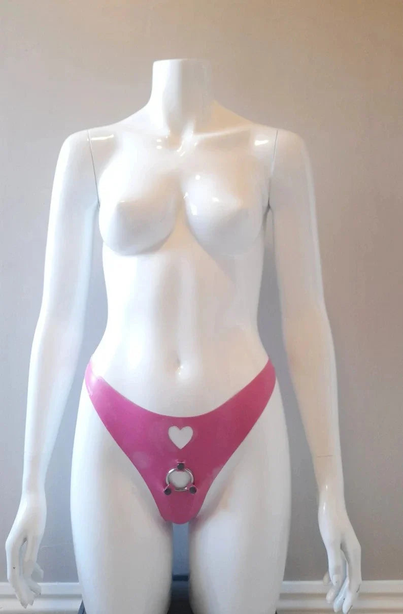 Verspielter rosa Latex-Panty mit Herzausschnitt und Metallring-Detail