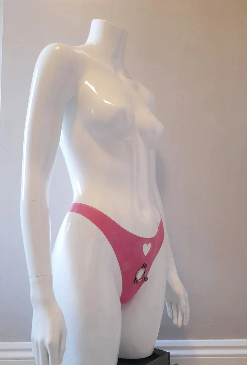 Verspielter rosa Latex-Panty mit Herzausschnitt und Metallring-Detail