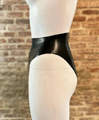 Opvallend zwart latex slipje met hoge taille en ritssluiting