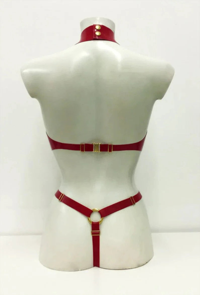 Latex Zena Thong met strappy harnas kont