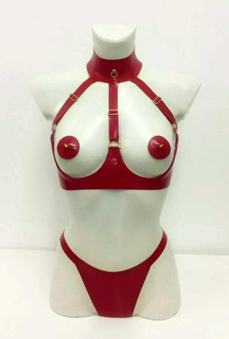 Latex Zena Thong met strappy harnas kont