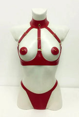 Latex Zena Thong met strappy harnas kont