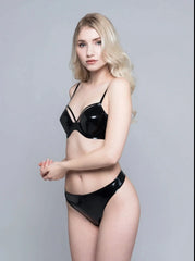 Minimalistisches Bikinioberteil und Höschenset aus schwarzem Latex